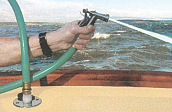 Osculati 16.442.23 - Невыступающий угловой пластиковый штуцер байонетного типа для мытья палубы